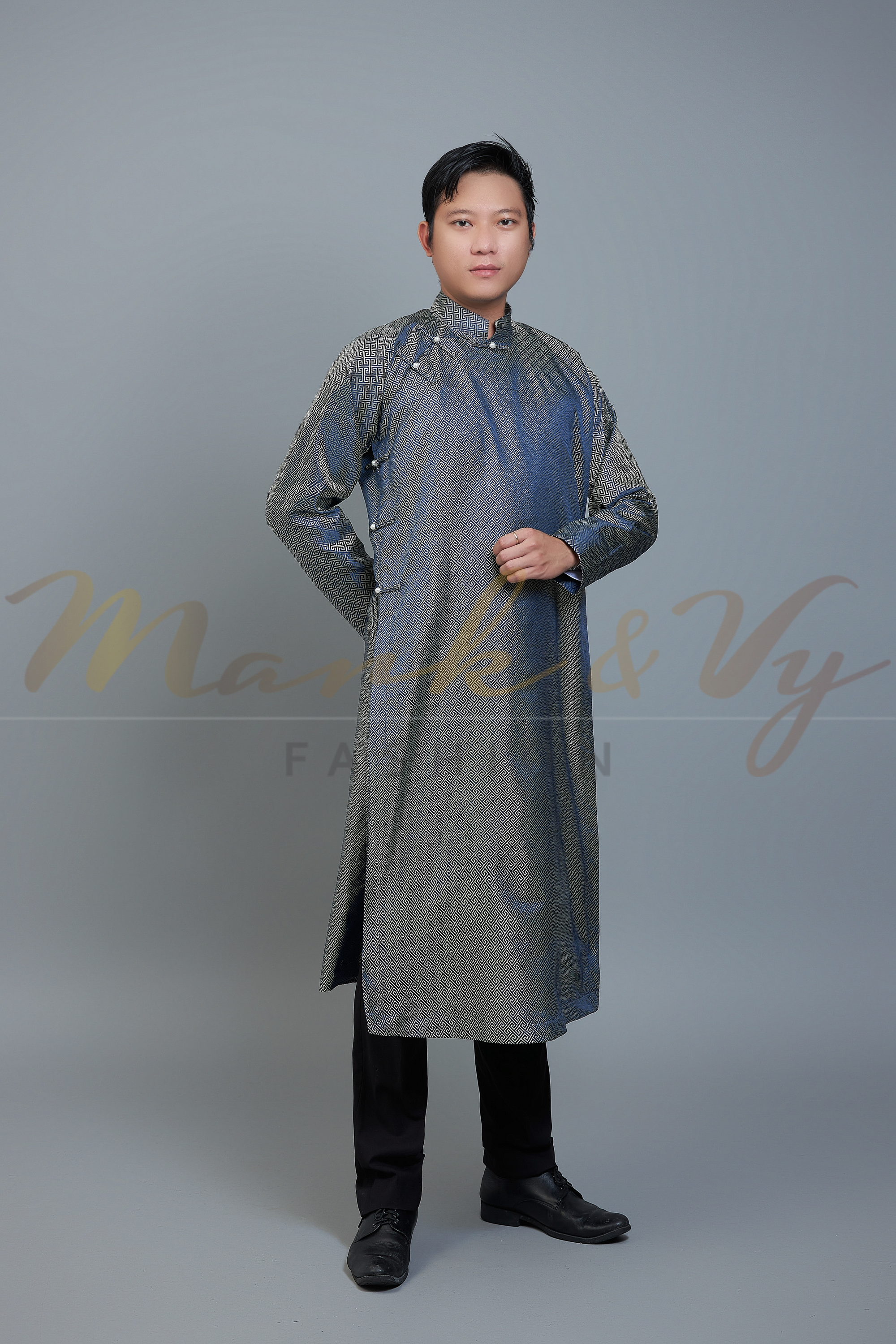 Áo dài nam gấm hoa văn lập thể xanh đen