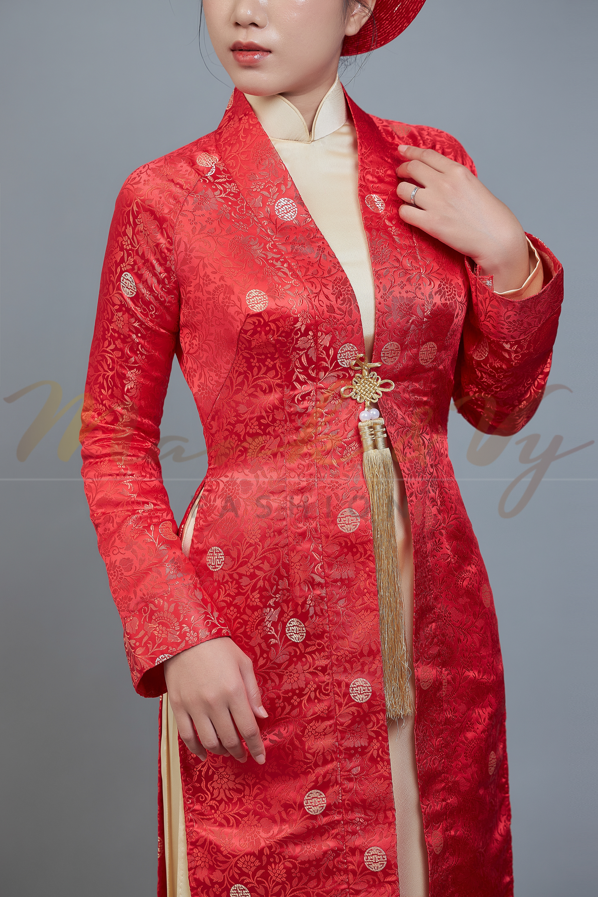 Áo dài cưới truyền thống Việt Nam màu vàng đồng, kèm áo khoác gấm màu đỏ