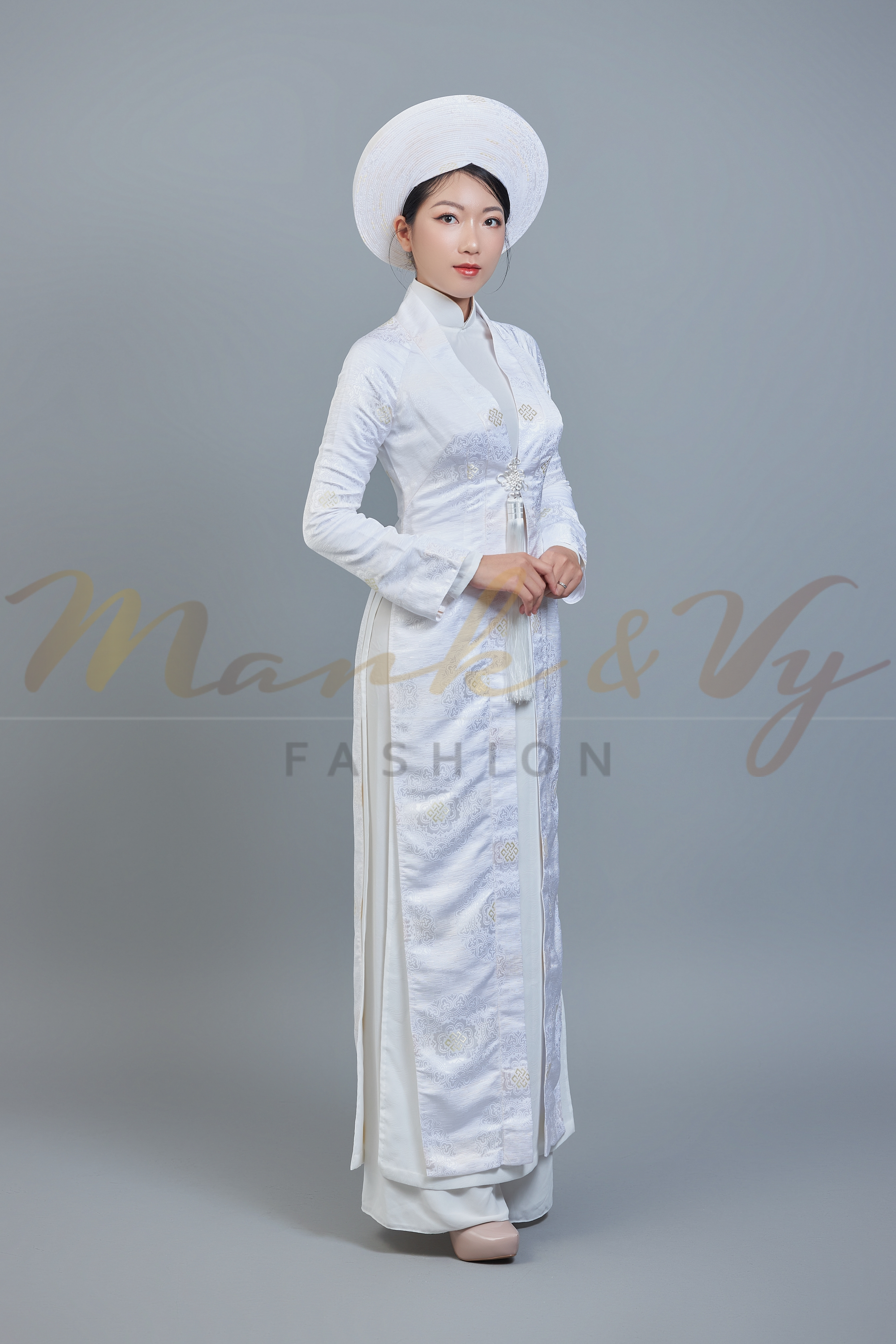 Áo dài cưới truyền thống Việt Nam màu trắng, kèm áo khoác gấm màu trắng