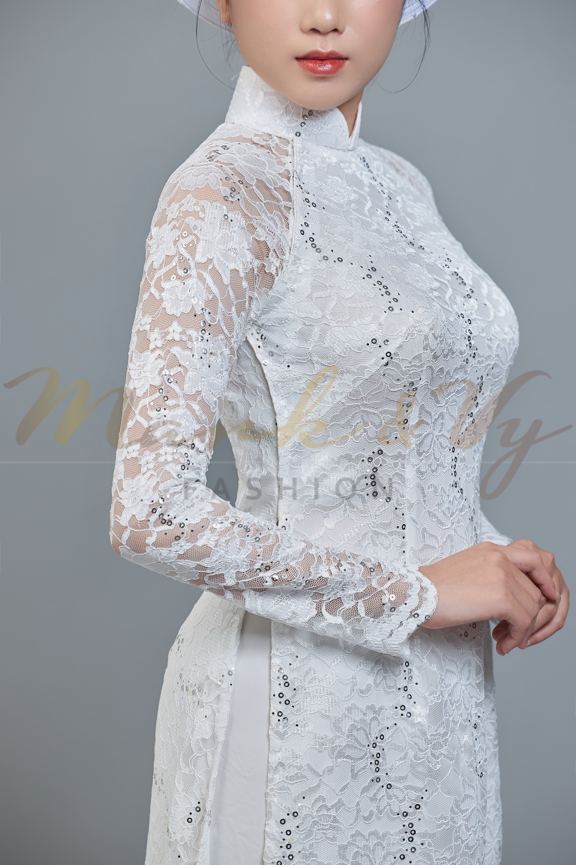 Áo dài cưới ren trắng kết kim sa rơi, thiết kế đuôi dài hoặc không đuôi