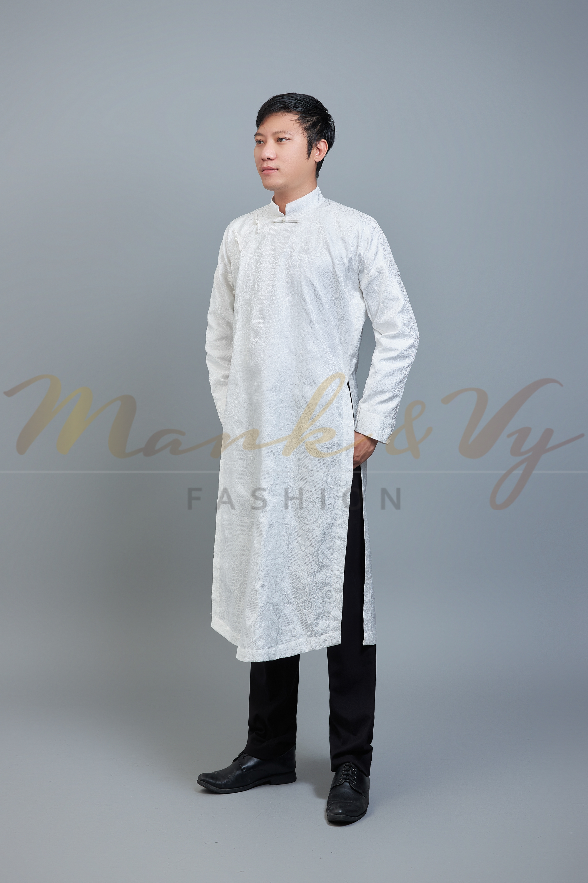 Áo dài nam gấm hoa văn tròn trắng