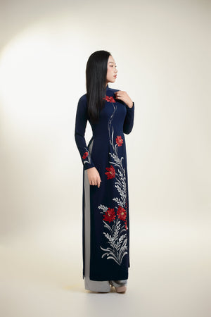 Áo dài lụa xanh đen thêu hoa cúc đỏ
