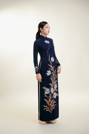 Áo dài lụa xanh đen thêu hoa cúc xám