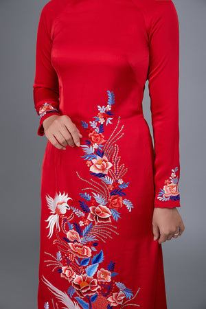 Áo dài lụa đỏ thêu chim hoa lá xanh